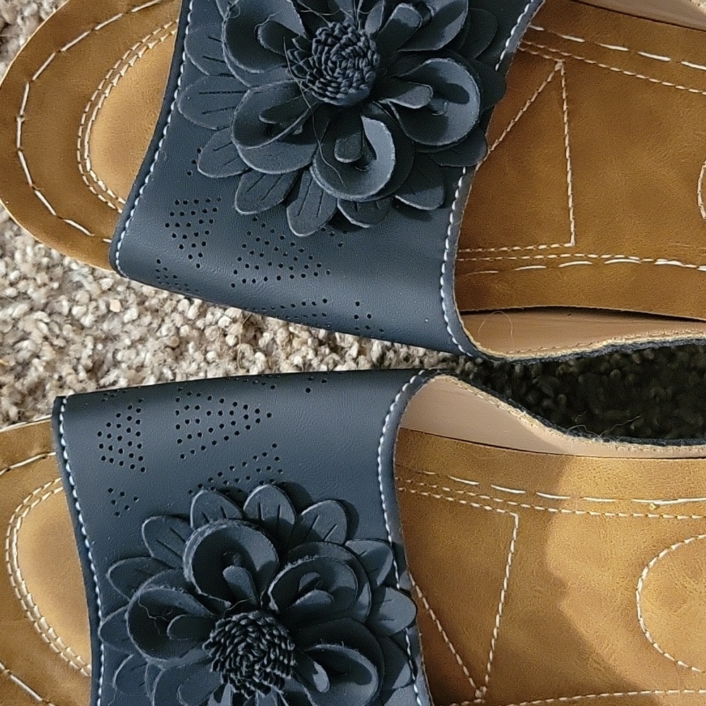 Black Ladies Sandals With Flower Detail NEW Sz10.5 - Picture 5 of 6